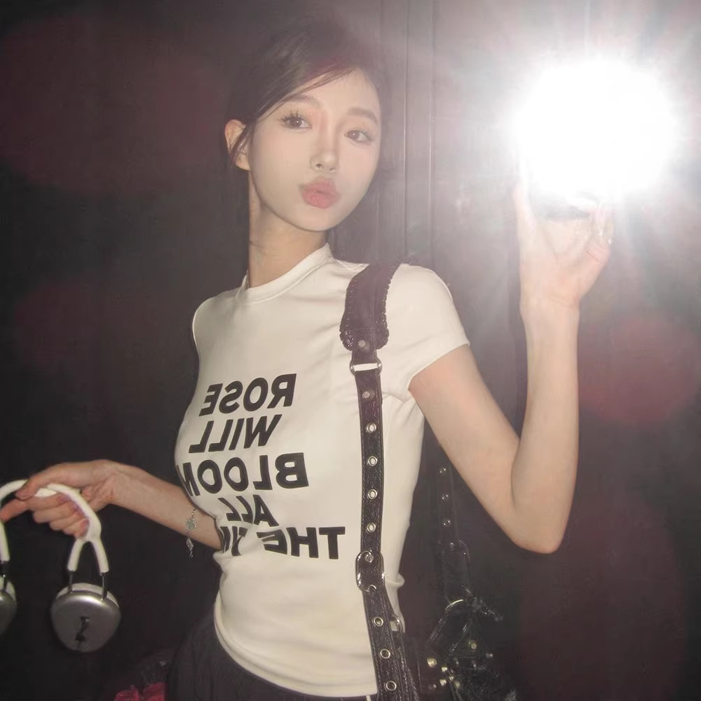 Camiseta blanca de manga corta con letras femeninas imprimidas camiseta de fondo de verano nicho caliente delgado y delgado camiseta de hombro comercio exterior