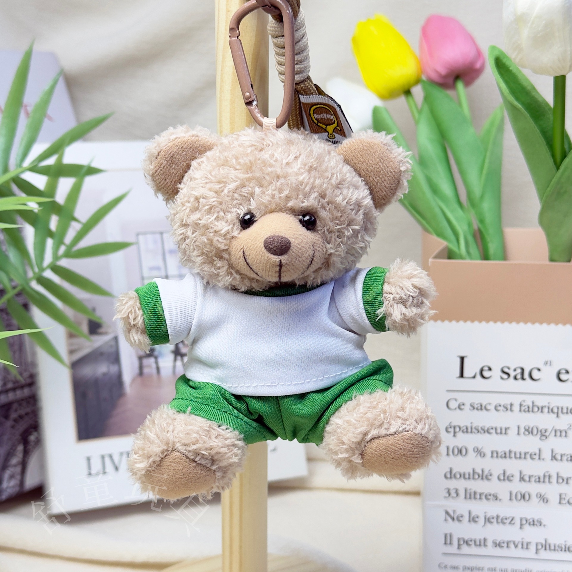 El oso con un traje blanco y verde