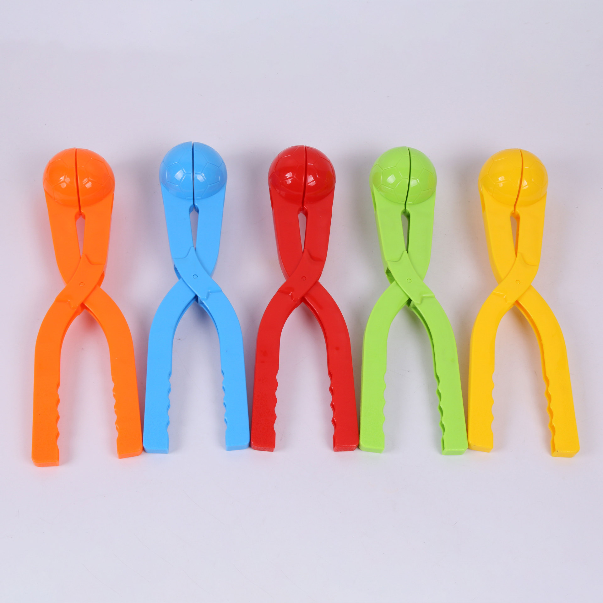 Una variedad de juguetes de nieve se puede utilizar para invierno al aire libre clip de bola de nieve juguetes de nieve para niños