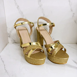 平底拖鞋;高跟凉鞋;平底凉鞋