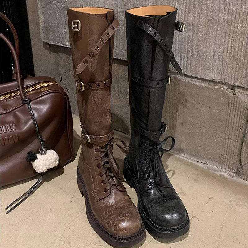 Nuevas botas de montar de otoño e invierno para mujer, estilo motociclista Miu, con hebilla de cuero a la moda, tacón grueso retro y caña media-alta.