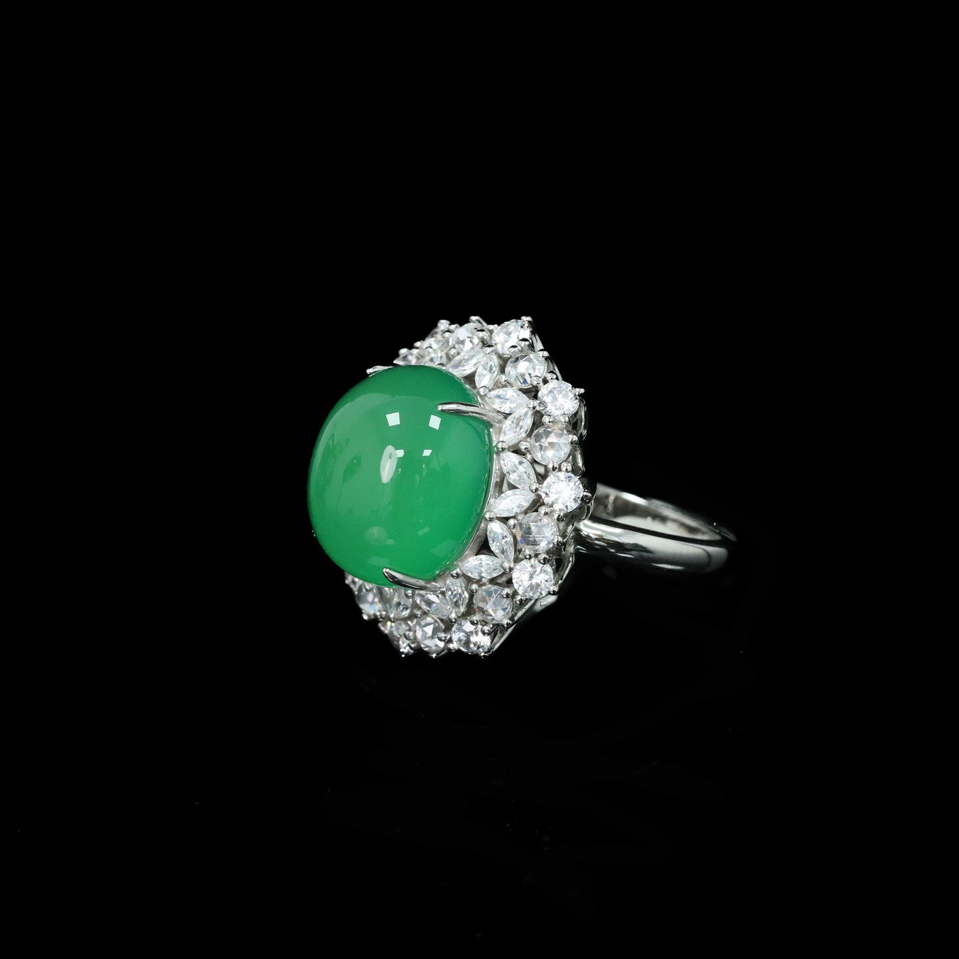 925シルバー金メッキリング、高炭素ダイヤモンド、天然カルセドニーエッグシェイプ、オークションフラワーモチーフ、ニッチで汎用性の高いジュエリー、富家の女性向け象嵌作品