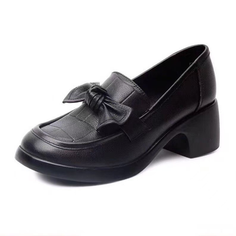 Todos los zapatos de moda de cuero suave con base gruesa para mujeres. Otoño de 2026 nuevos zapatos de cuero con arco de tacón grueso para mujeres.