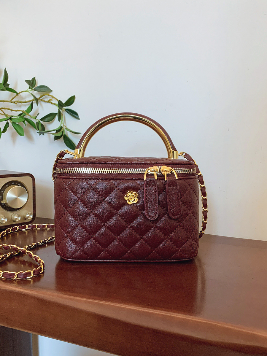 Bolso de mano de lujo ligero estilo francés, bolso cuadrado pequeño para mujer, nuevo modelo transfronterizo 2026, bolso cruzado de cadena acolchado de alta calidad.