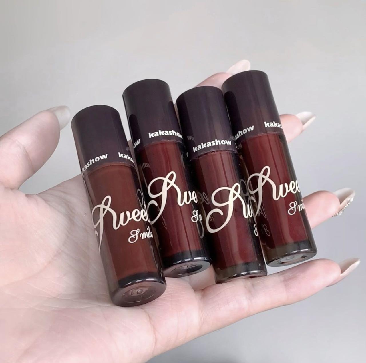 kakashow Sugar Gloss Lip Gloss Lipstick, with a water-like mirror finish, is clear and pure, not easy to stick to the glass, making the lips rosy and fair. Affordable for students undefined