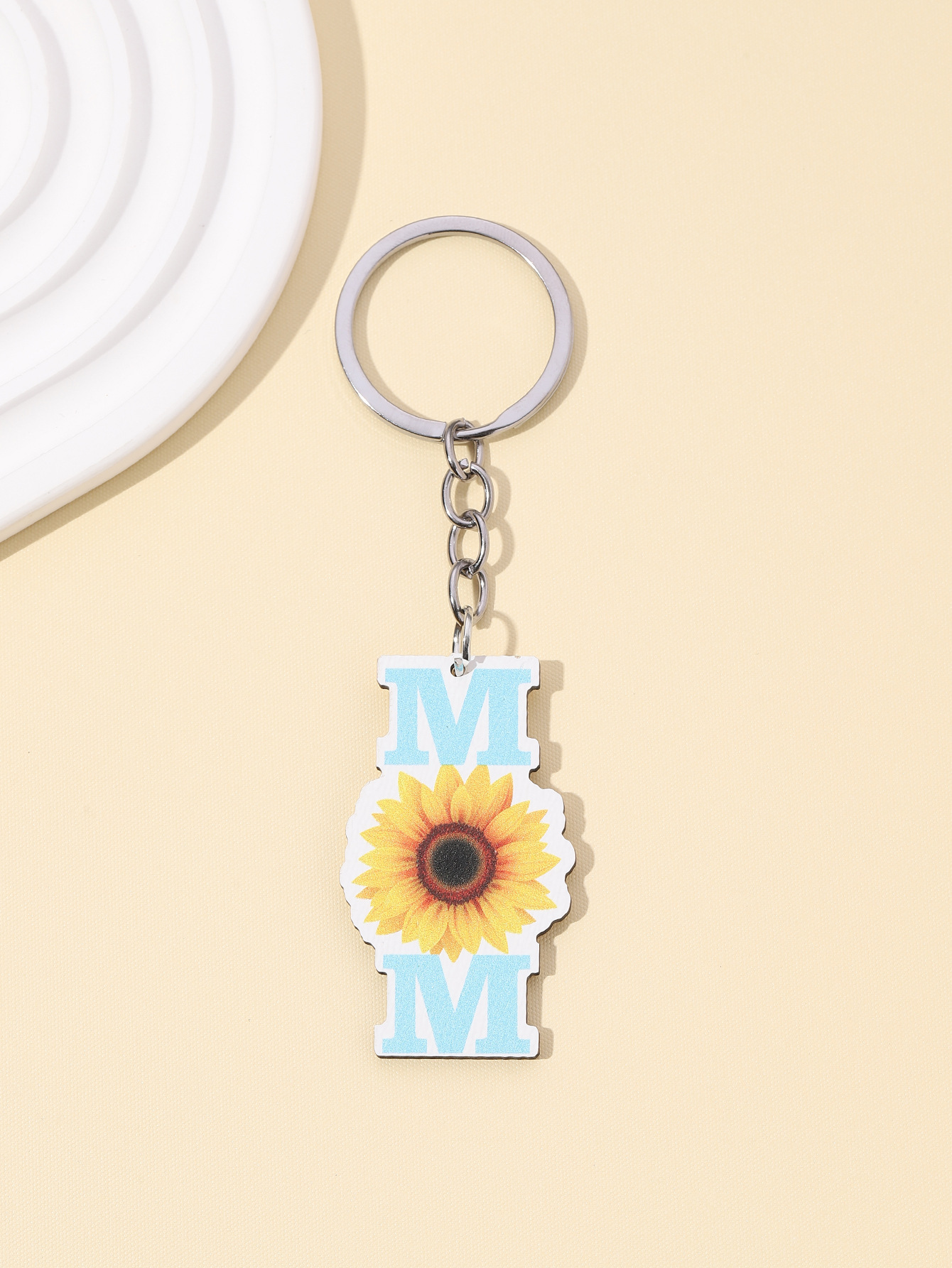 11g Weight Keychain Classification 1 Piece Quantity Casual, Holiday, Daily Occasion Wood Material Mother'S Day Festival Letter, Chrysanthemum Pattern Unisex Gender Pastoral Style Pastoral Letter Chrysanthemum Wood Mother'S Day Unisex Keychain 7