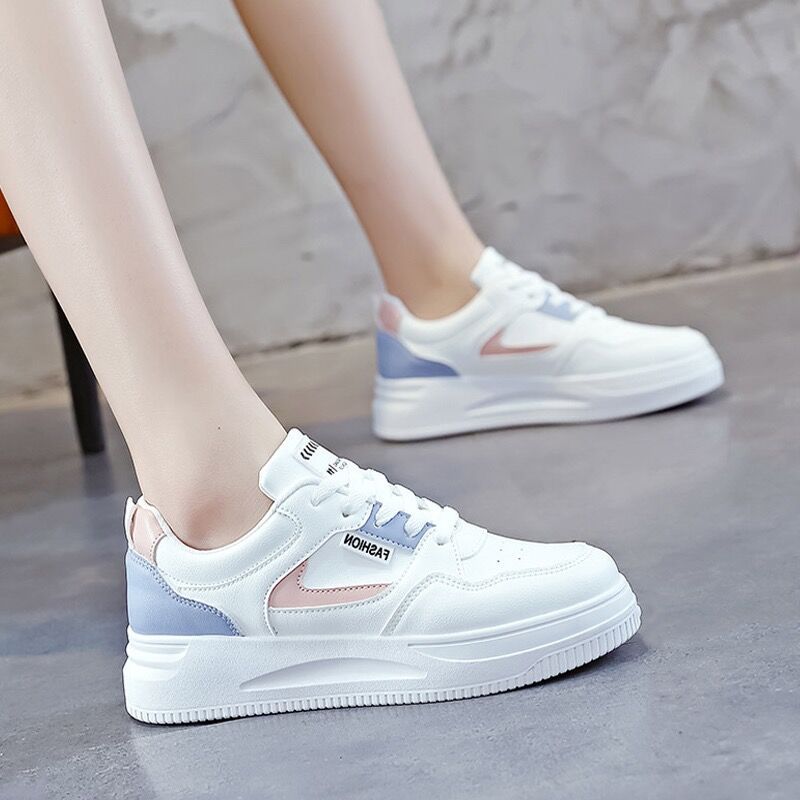 2026 primavera y otoño nuevo popular popular zapatos deportivos casuales de skate con suela gruesa zapatos blancos pequeños zapatos impermeables de cuero de mujer
