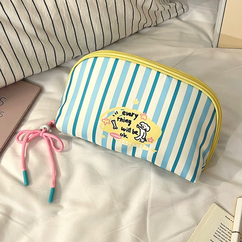 Слитное белье? Подводим к переводу: "Underwear, organizer bag for traveling, handheld suitcase, bra, tights, socks, container, three-in-one"