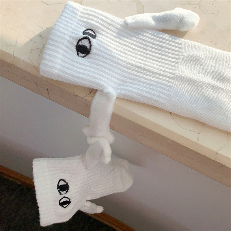 Magnetic suction couple holding hands socks men and women solid color funny socks fashion trend all-match student sports socks