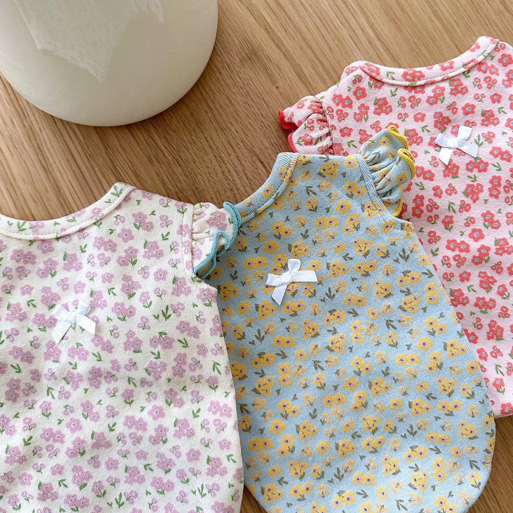 Primavera y verano perro estilo japonés y coreano lazo pequeño floral manga voladora chaleco gato de dos patas perro pequeño ropa para perros