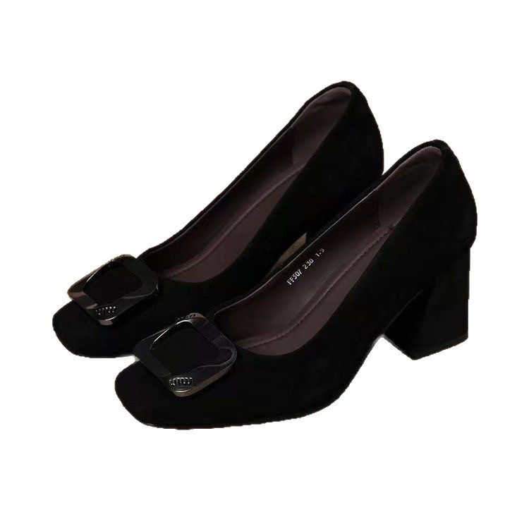2026 nuevo estilo de primavera de cabeza cuadrada de metal cuadrado botón de talón grueso viajero poco profundo zapatos franceses de nicho de tacones altos para mujeres