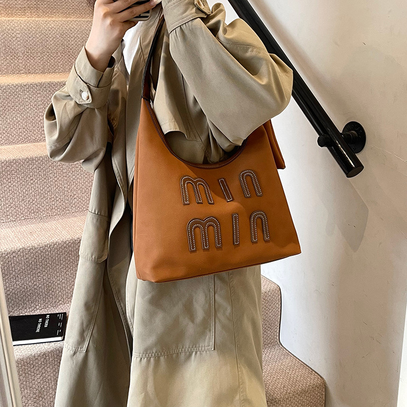 Bolso de moda de invierno de gran capacidad para mujeres 2024, nuevo nicho de diseño, bolso de hombro para estudiantes universitarios