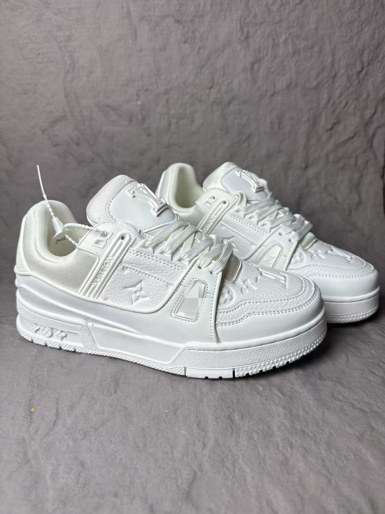 Spot comercio exterior transfronterizo burro entrenador blanco cemento vaqueros azul moda deportiva casual pareja hombre y mujer skate