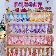 アニメのネットの赤いアルファベットのハンガーは創意的な形をしています。
