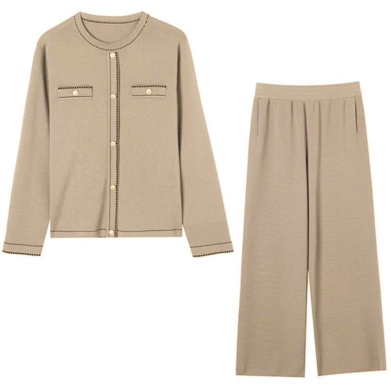 Fashionable autumn knitted sports suit for elderly