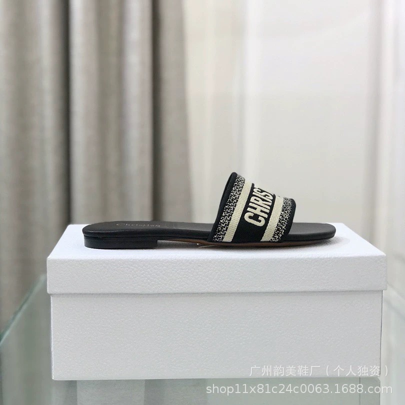 2025 verano D casa pantuflas bordadas mujeres que usan ropa exterior celebridad de Internet playa piel de oveja con zapatillas de diamantes de imitación de tacón medio mujeres