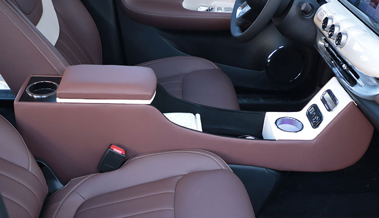 Wuling fruit armrest box central bingo central control storage box ice fruit armrest mechanical handbrake main co-pilot isolation
