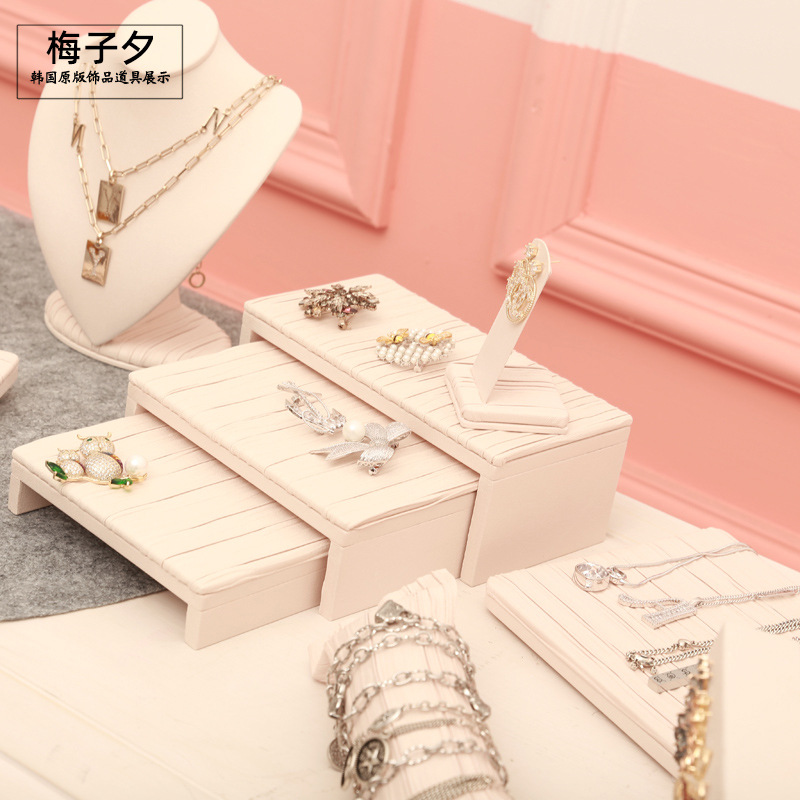 人像のアクセサリーの棚の韓国版のしわの皮のブレスレットの腕時計はイヤリングの耳のチェーンの棚のショーウインドーを撮影して道具の卸売りを陳列します。