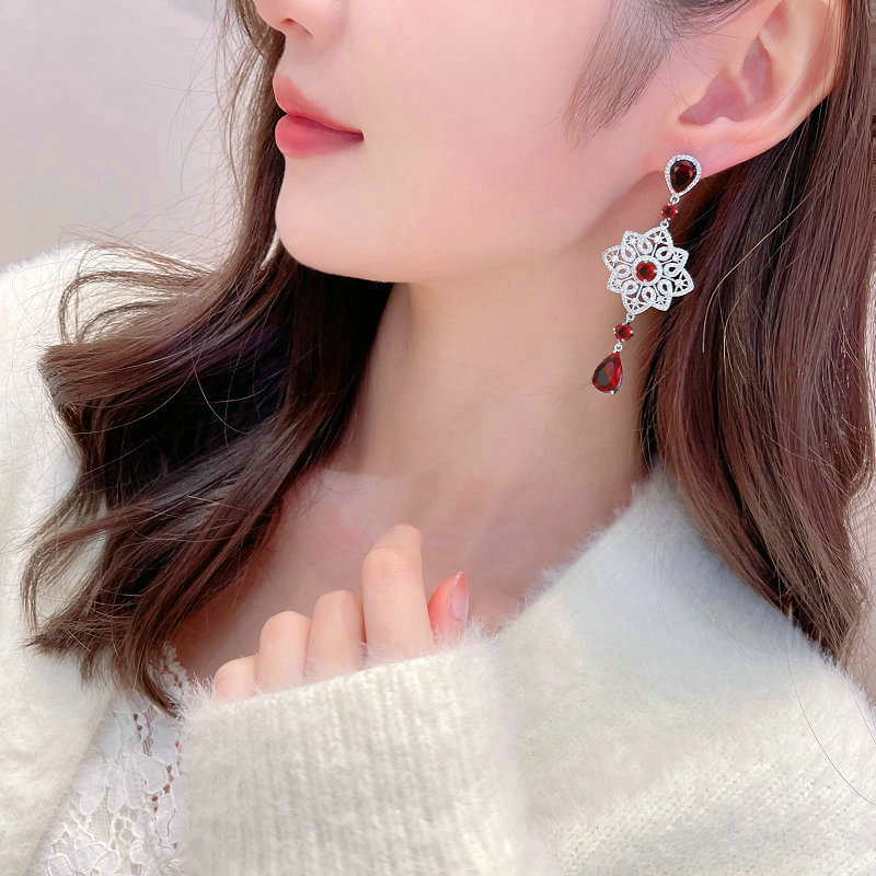 Light luxury high-end heavy industry earrings banquet dress with long hollow pattern water drop earrings_voghion.com