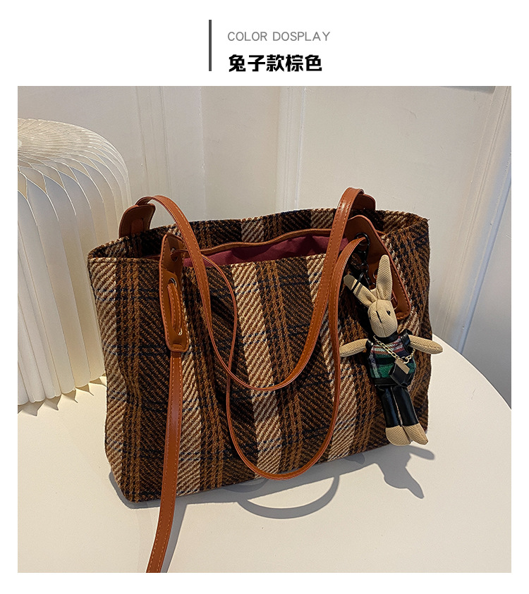Large Capacity New Trendy Korean Plaid Shoulder Bag Texture Tote Bag display picture 3