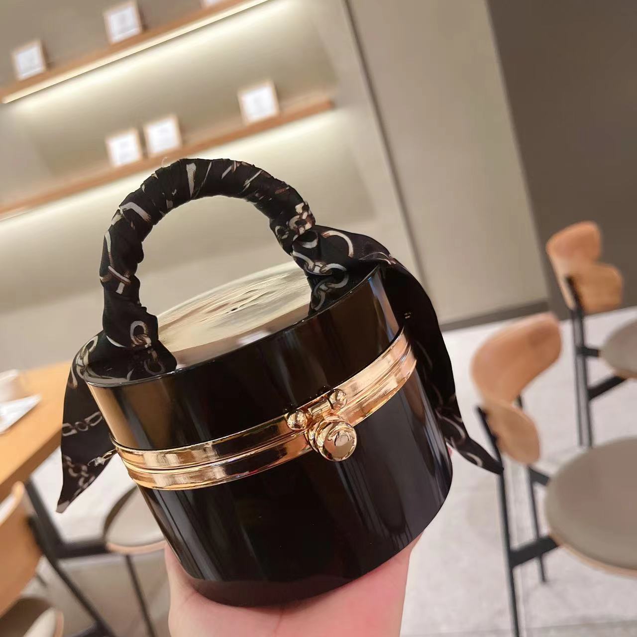 The 2025 new style women's bag is a trendy and fashionable candy-colored acrylic bag, a hand-held silk scarf, a lockable dinner bag, and a box bag undefined