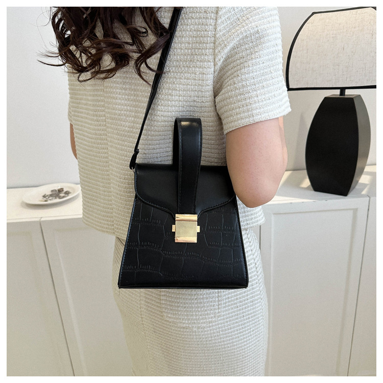 Femmes Moyen Faux Cuir Couleur Unie Style Classique Couvercle Rabattable Sac Bandoulière display picture 7