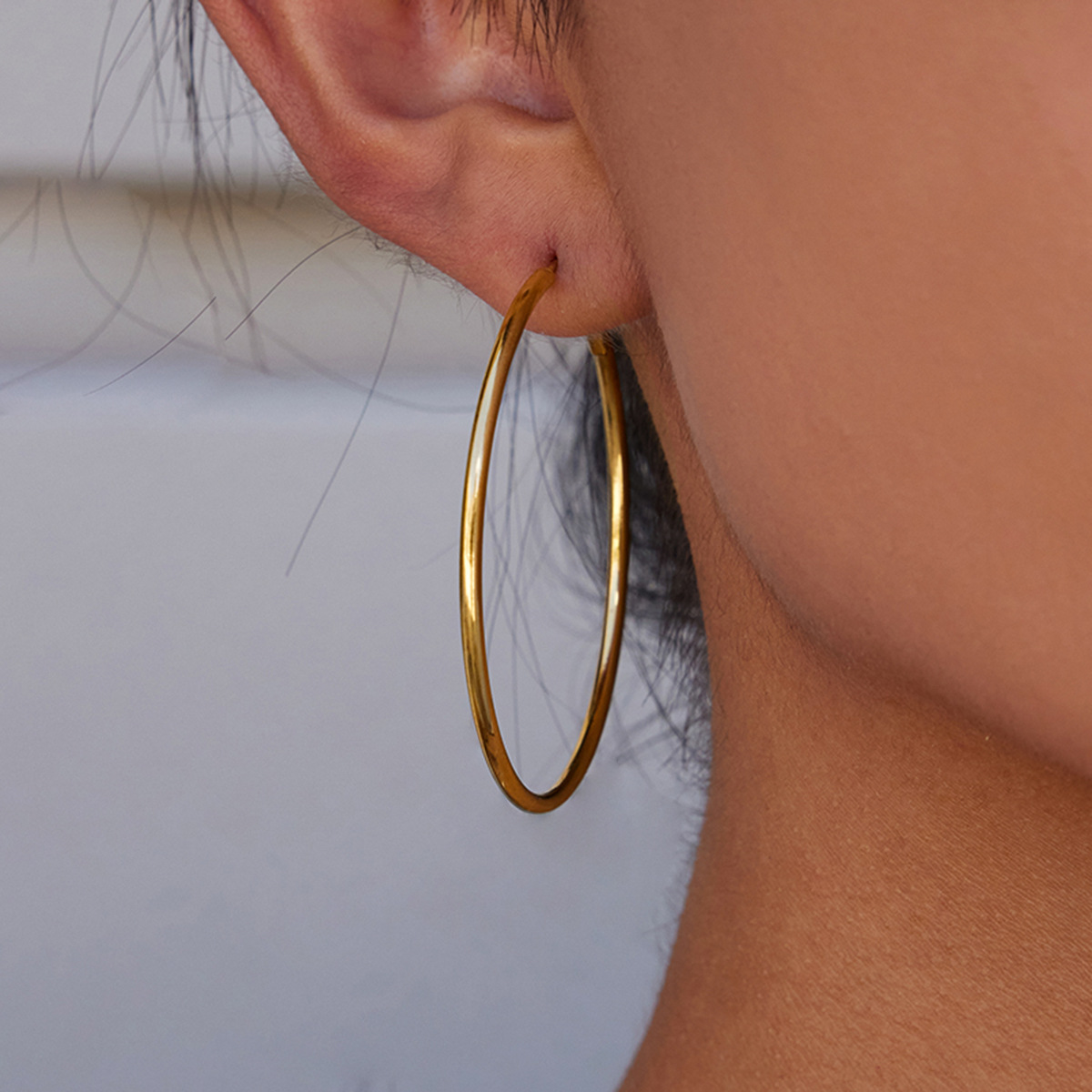 Wanxing Europa y los Estados Unidos transfronterizos aretes de acero inoxidable grandes círculos ligeros de lujo joyas de alta calidad nicho de diseño de orejas de acero de titanio