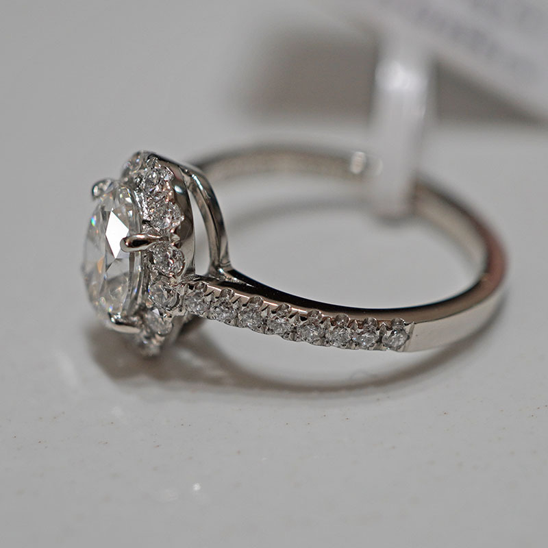 PT950铂金培育钻石戒指女士花瓣形婚求婚星耀围镶|ru