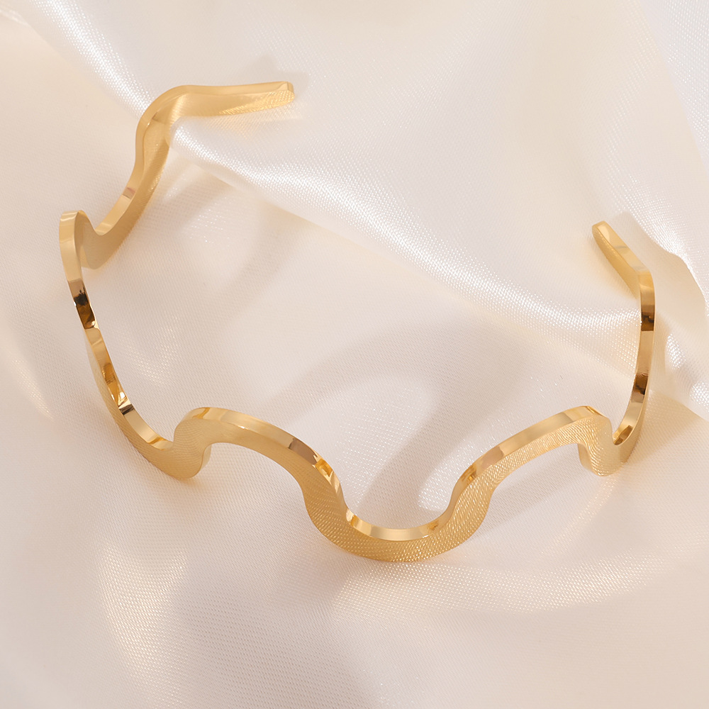 Pulsera de patrón de onda irregular de acero inoxidable estilo INS europeo y americano 18K oro todo fósforo diseño simple sentido joyería mujer