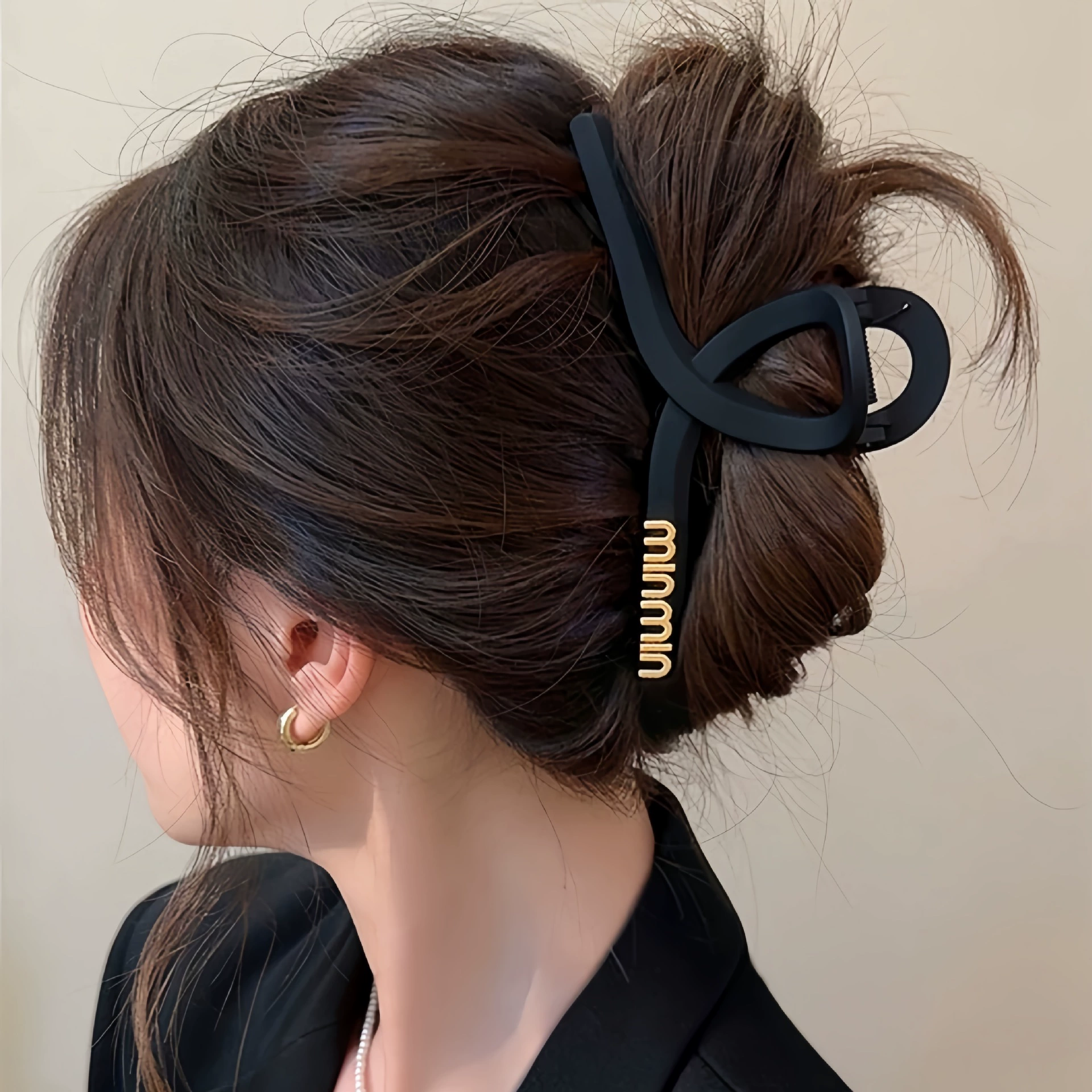 High Ponytail Claw Clip, High-End Black Oversized Letter Hair Clip, Elegant Shark Clip Hair Accessory for the Back of the Head