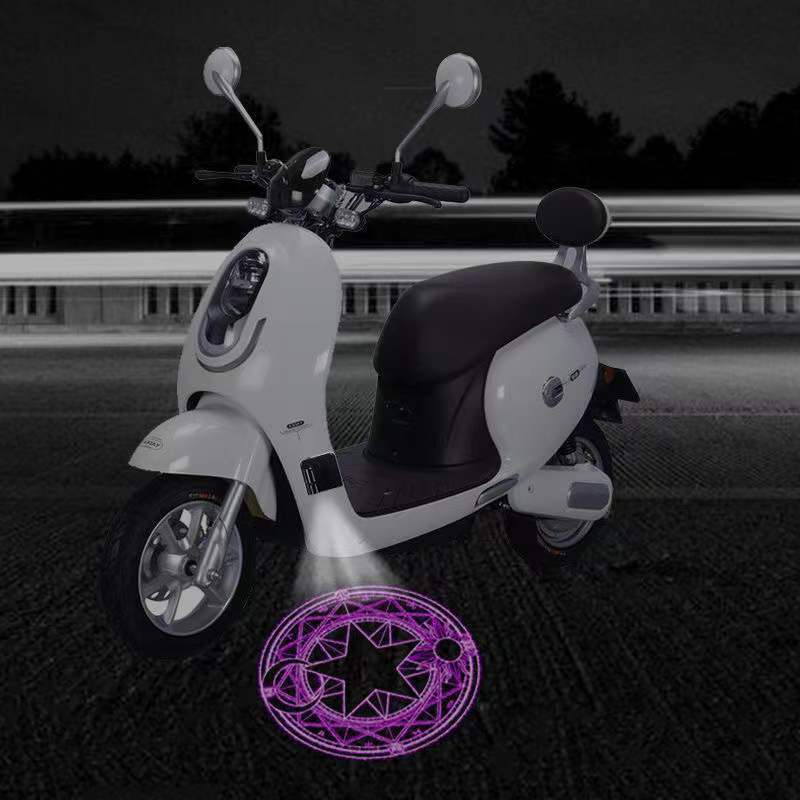 かわいい電気自動車のオートバイのプロジェクターはいつも車の投影灯の静的な漫画の迎賓灯の電気自動車のテールランプを点灯します。|undefined
