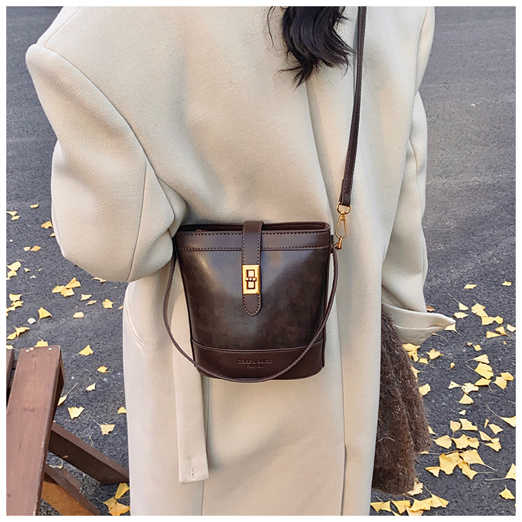 A retro color-blocking and textured hand-held bucket bag for women, a new 2024 trendy and fashionable small bag, a crossbody bag undefined