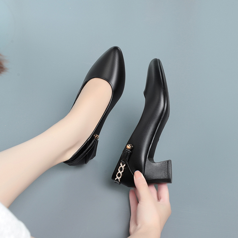 Comfortable “mom shoes” made of soft leather