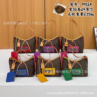 �ϻ���carryallˮͰ���^����������ţ�ǰ��μ�б����H����Ů��