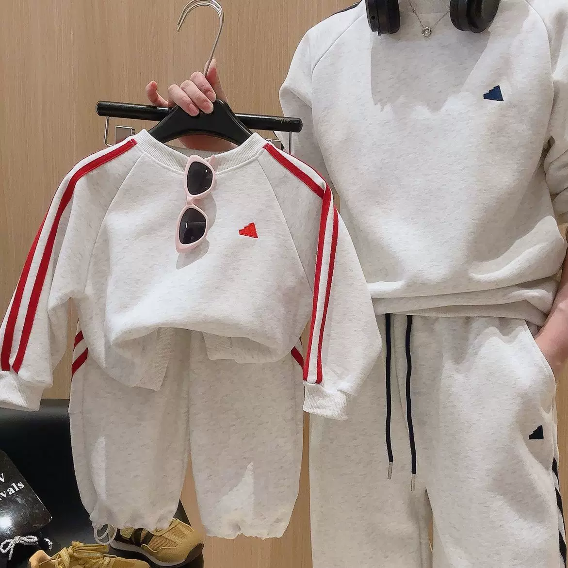 2025秋季新款亲子款运动风卫衣卫裤套装浅灰主色调搭配红蓝条纹