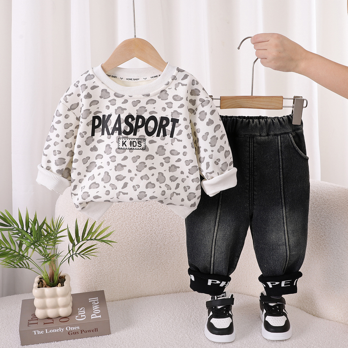Boys' Autumn 2025 New Stylish Children's Fleece Leopard Print Letter Sweatshirt Baby Winter Two-Piece Set Trendy_voghion.com