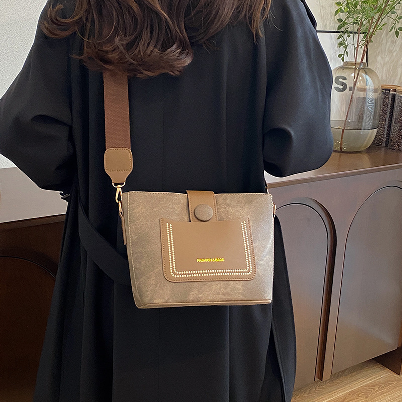 Bolso de moda de invierno para mujeres 2024 nueva moda versátil de alta sensación de hombro ancho cinturón de hombro bolso de cubo