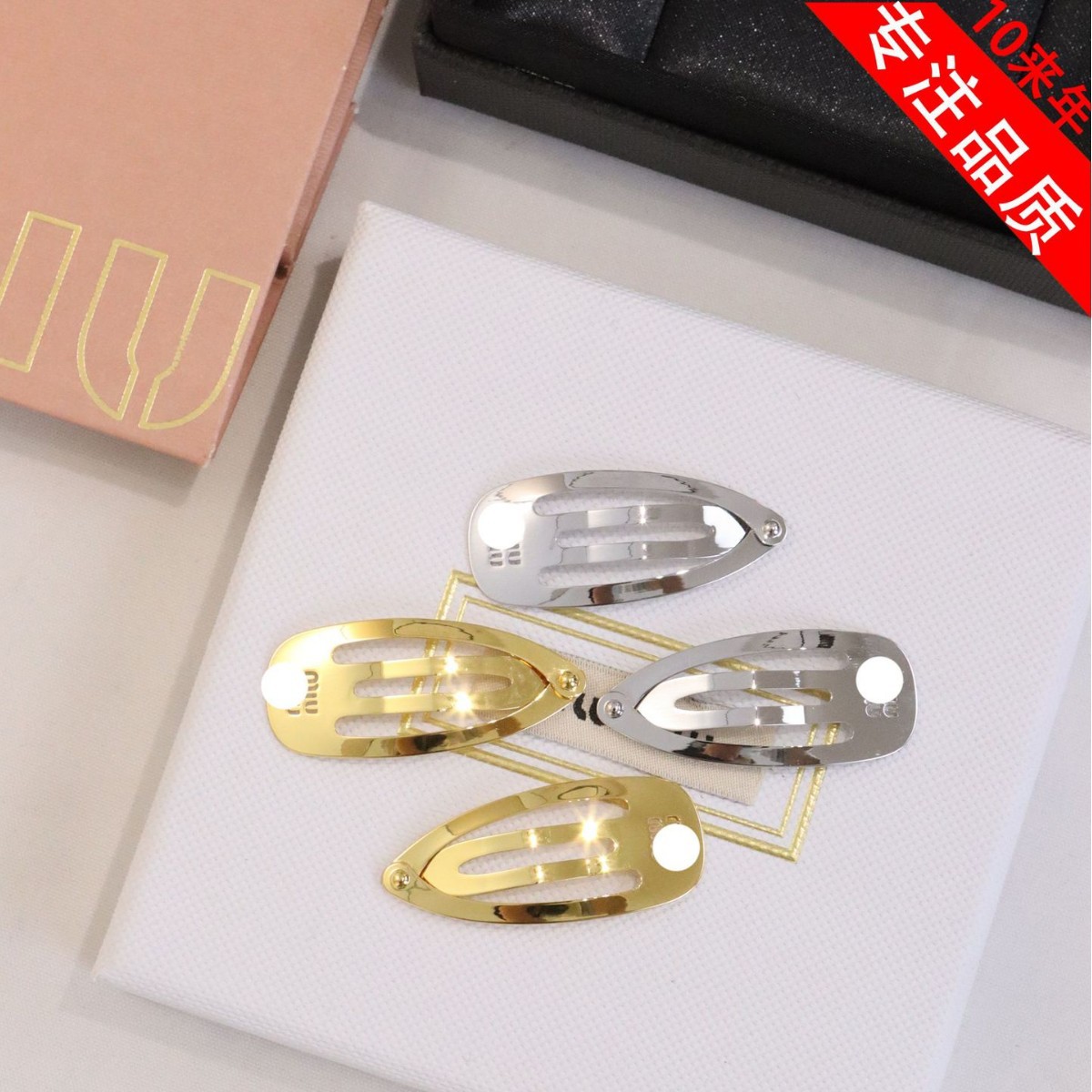 26新款M字母三角形弹簧夹黄铜镀金色镜面压嘴夹子女生侧边夹一对