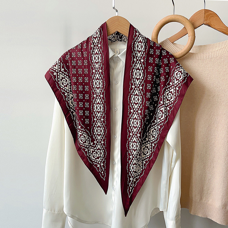 Nueva toalla triangular, bufandas de seda a rejilla de cintura de geometría negra y blanca, bufandas de seda coreanas retro, bufandas literarias y versátiles