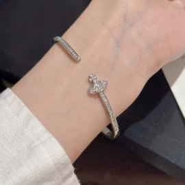 项链;耳钉;手链