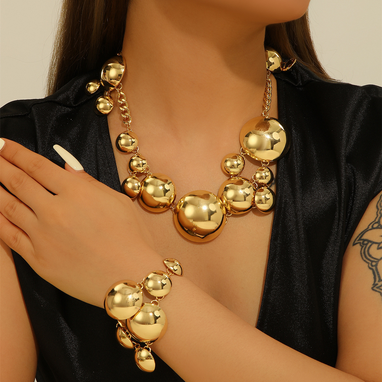 European and American Cross-Border Metal Glossy Round Pendant Necklace with a Designer Feel, Heavy-Duty Chain, Clavicle Necklace, and Jewelry Set