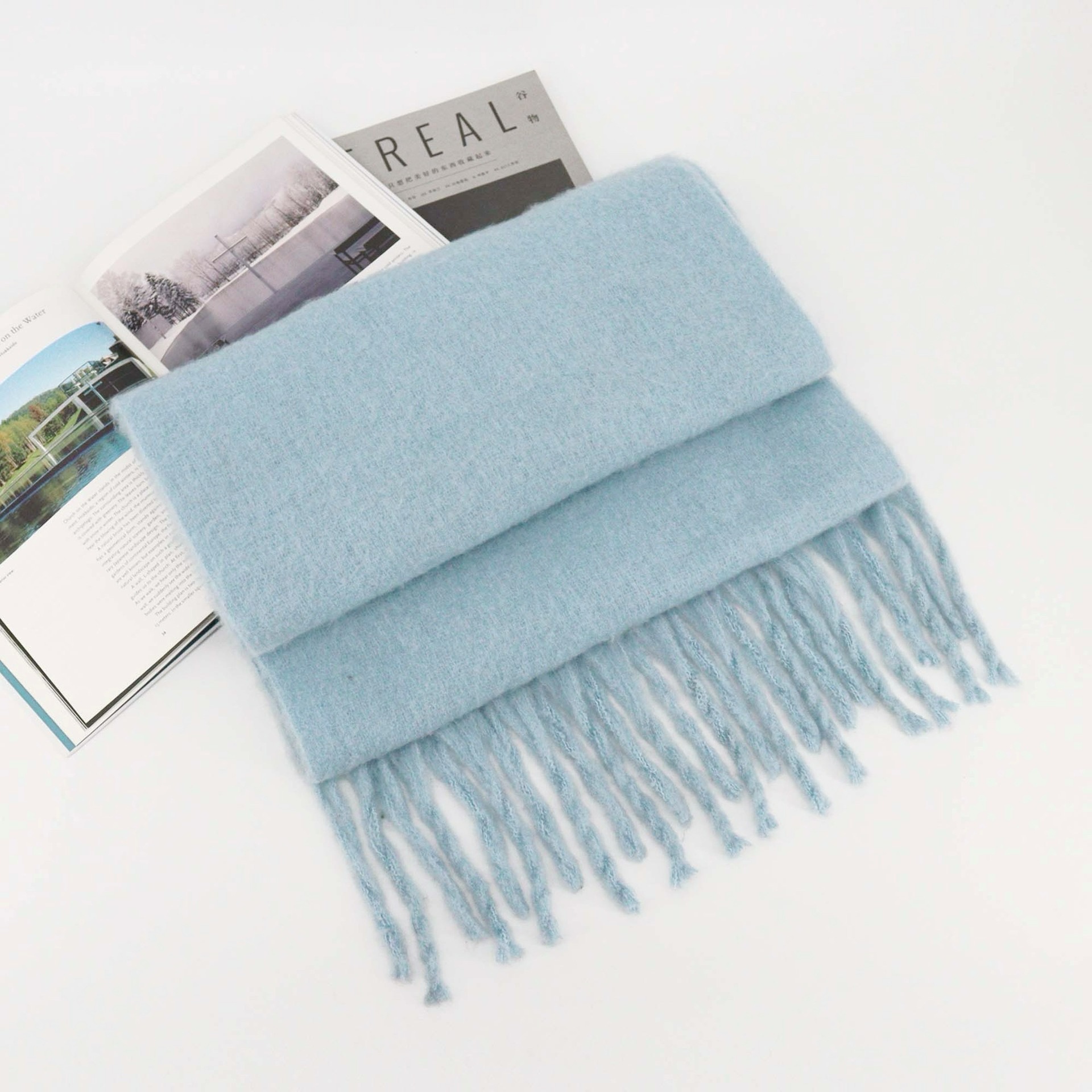 Bufanda de mohair grueso azul, ambiente de otoño e invierno, babero de color sólido de todo fósforo femenino, chal cálido de borla de sentido avanzado