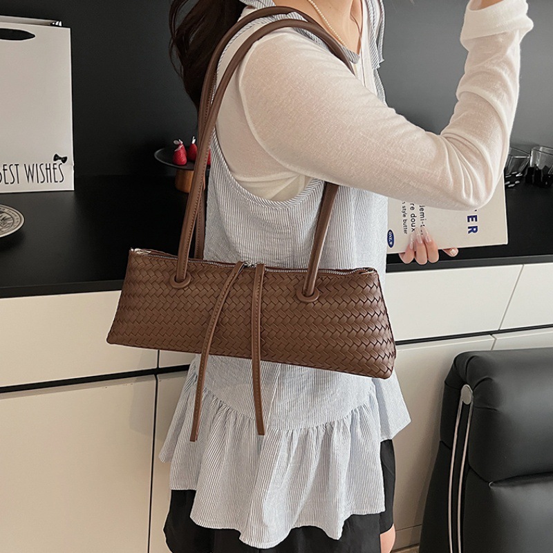 Bolso de axila de textura transfronteriza 2025 verano nuevo bolso femenino bolso tejido de moda bolso de hombro retro de gran capacidad