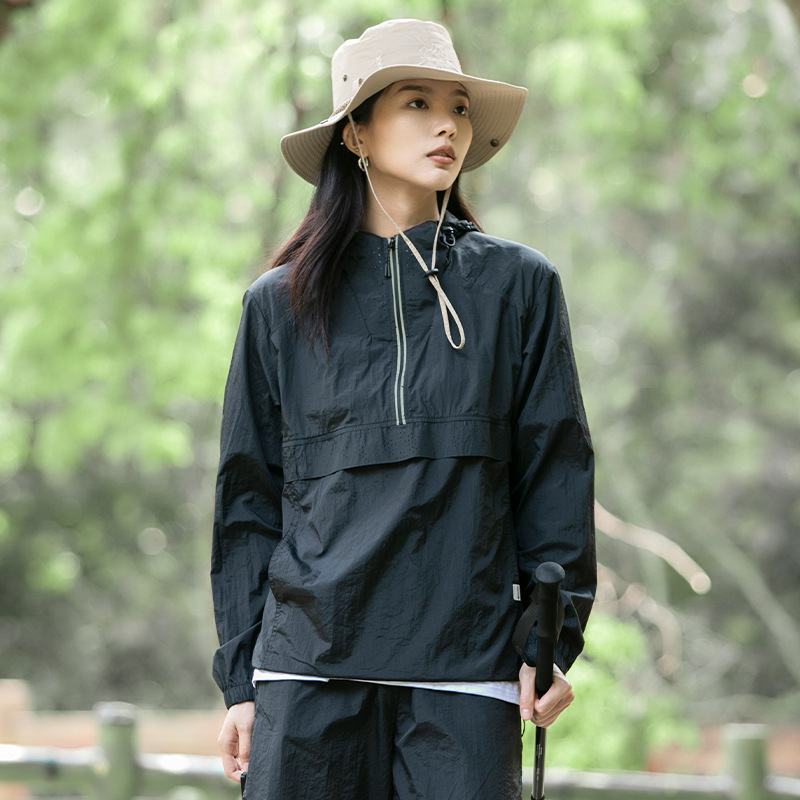 Ropa de protección solar al aire libre de montaña para hombres y mujeres de verano nueva seda de hielo delgada impermeable ropa de moda de protección solar pareja chaqueta encapuchada