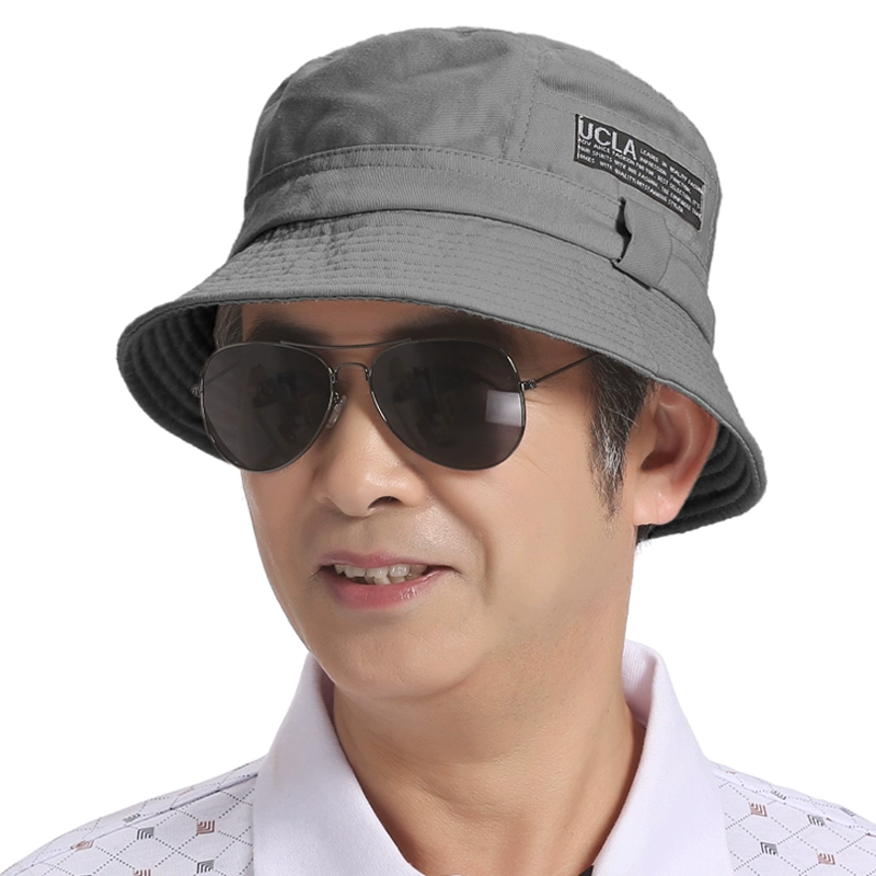 Мужская шляпа рыбака среднего и пожилого возраста