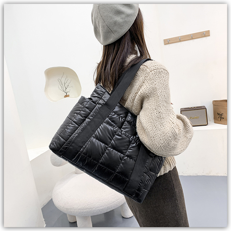 Women's Medium Autumn&winter Nylon Fashion Tote Bag display picture 4