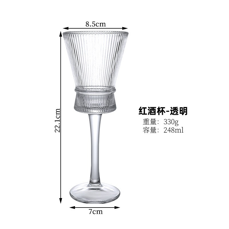 Cortes elegantes copas de vino alto de pie alto en tazas de cóctel de atmósfera princesa de bebidas de vidrio