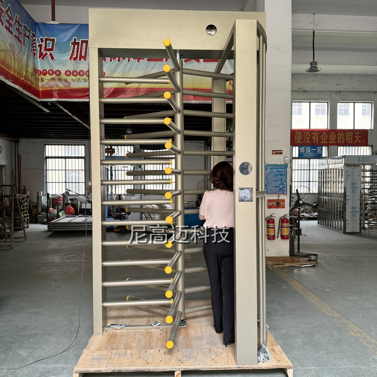 不锈钢半高出入口门禁器 佛山工厂全高封闭式三翼十字旋转道闸机