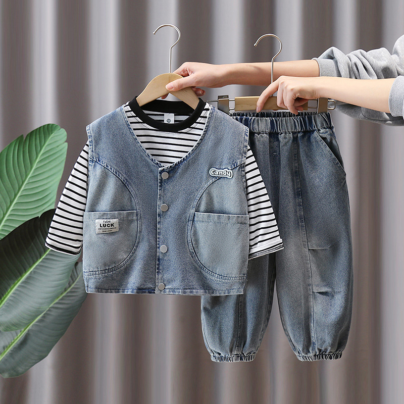 7098 traje de primavera para niños 2025 nueva camisa de fondo para niños guapos estilo de primavera y otoño traje de mezclilla coreana de tres piezas primavera