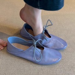 羊皮版 ~ 復古の柔らかい皮の平底は2つの小さい革靴の女性の早春の新型のひもと透かし彫りの丸い靴を持ちます。
